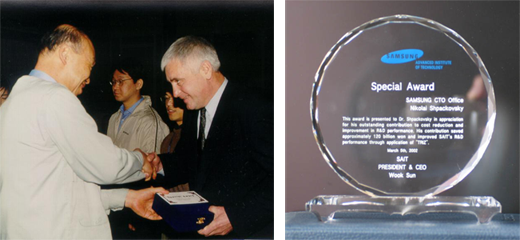 Николай Шпаковский получает специальную награду от компании Samsung